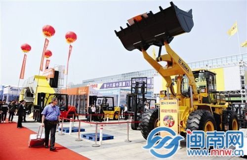 機械展區(qū)，眾多石材機械亮相，吸引客商目光